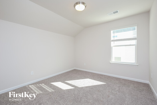 Building Photo - 534 Hillpark Ln