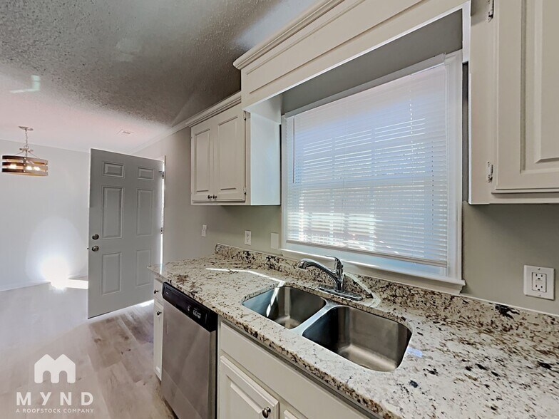 Building Photo - 512 Basswood Way