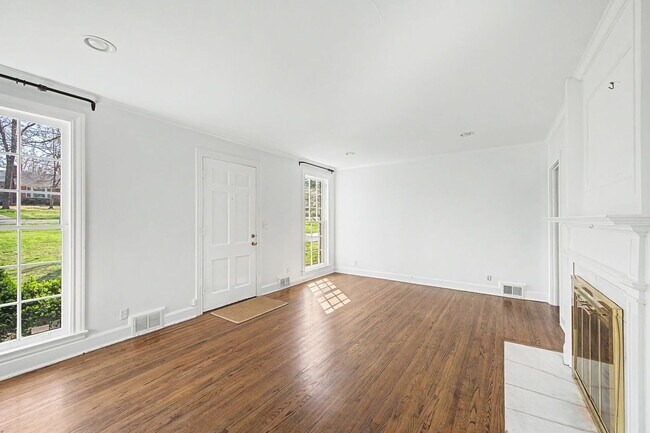 Building Photo - Beautiful 4BD/3.5BA home in the heart of Green Hills.