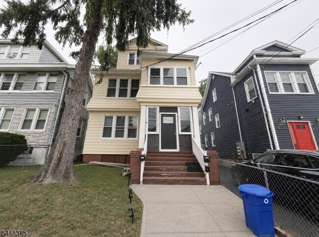 Building Photo - 197 Hansbury Ave