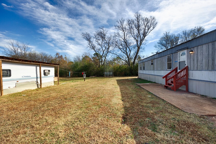 Building Photo - 2303 Highway 20