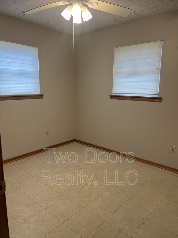 Building Photo - 425 S Dallas Ave