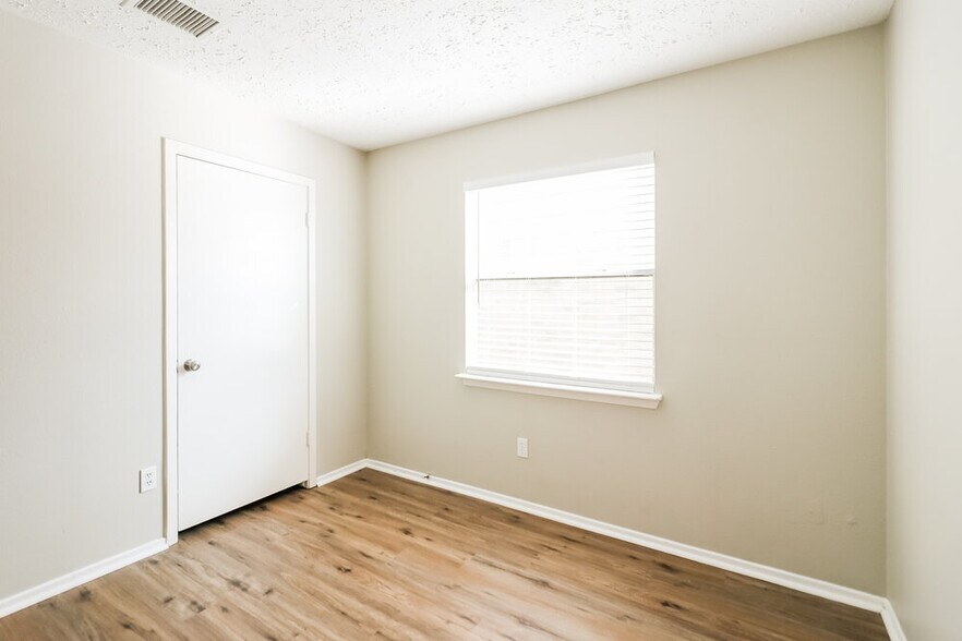 Building Photo - 7105 Haven Creek Dr