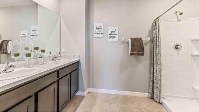 Building Photo - Spacious 5-Bed Retreat with Granite Elegance in Lakewood Ranch