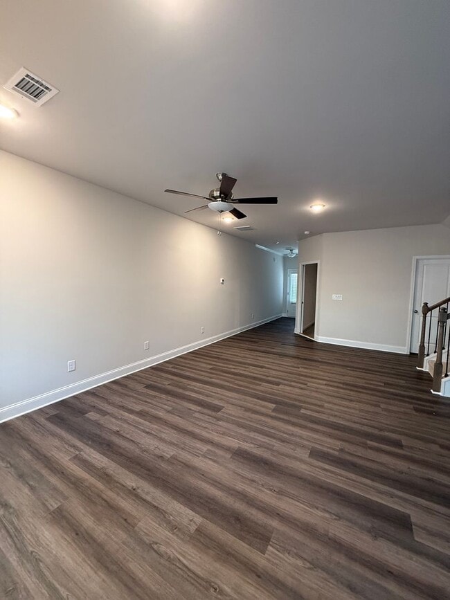 Building Photo - Townhome