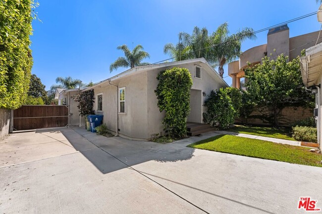Building Photo - 10633 Chiquita St