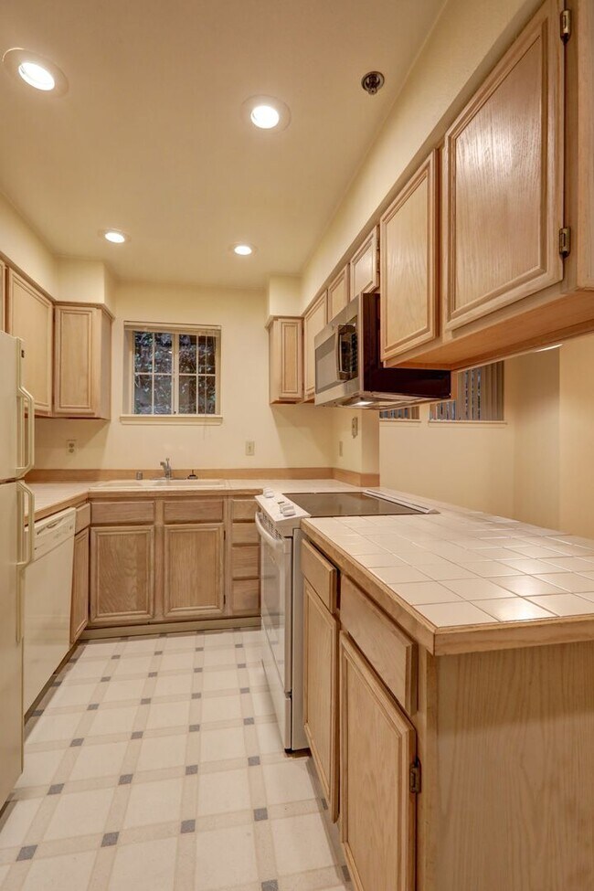 Building Photo - Charming 2BR 2BA Condo in great Bellevue l...