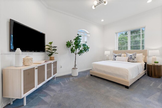 Building Photo - 305 N Hibiscus Dr
