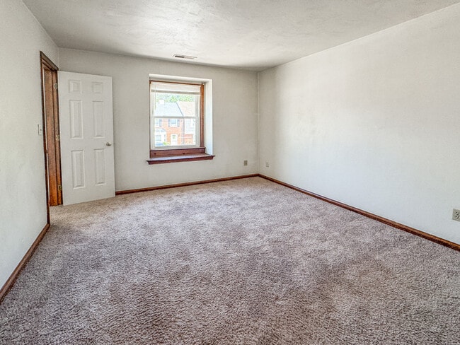 Building Photo - Charming 3 Bedroom, 1.5 Bathroom Townhome in Kempsville