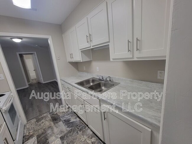 Building Photo - 1546 Hamilton Dr