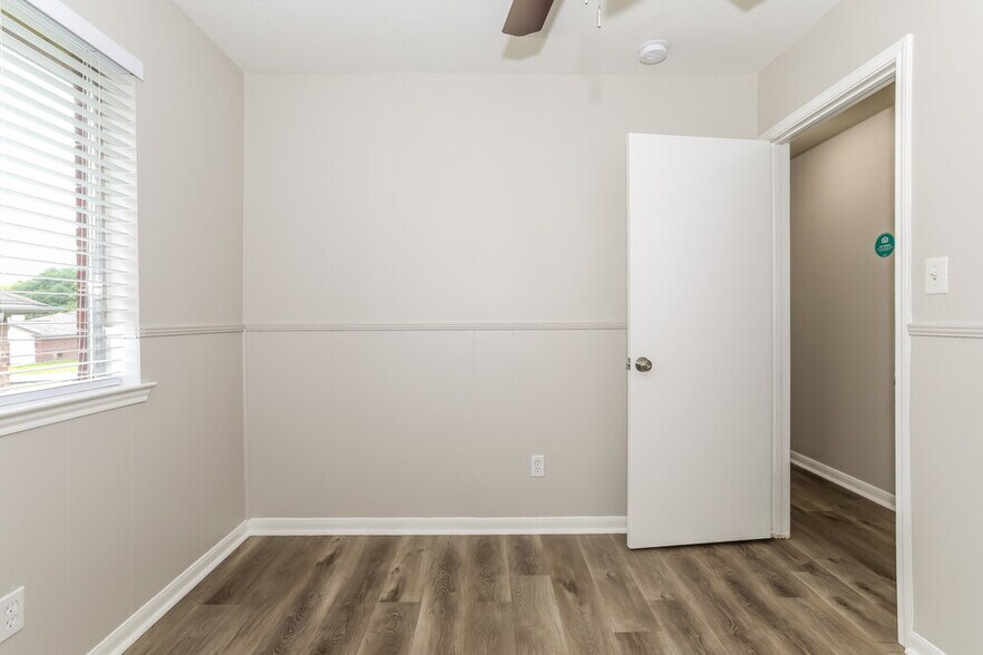 Building Photo - 511 Paradise Ln