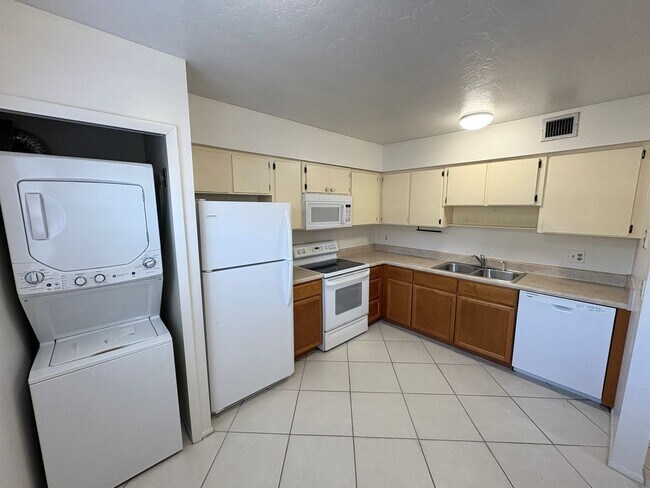 Building Photo - 1st Floor Apartment with Pool, Tennis Court & More in North Fort Myers