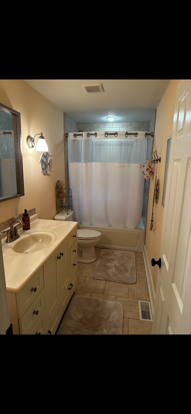 Building Photo - 230 Leemar Pl
