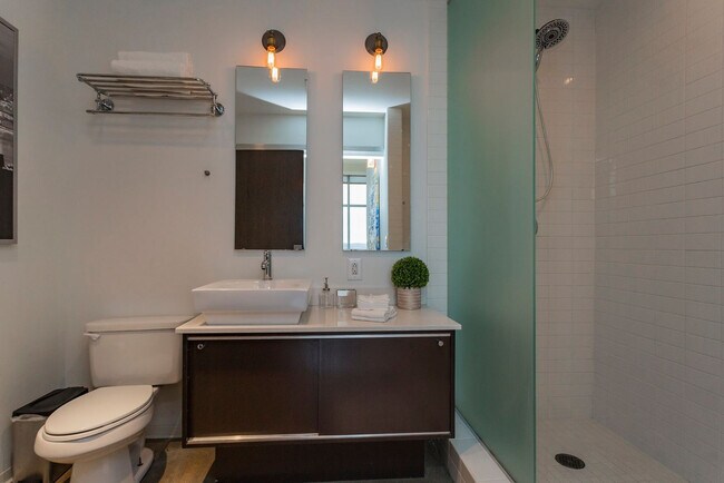 Building Photo - 2115 Yeaman Pl