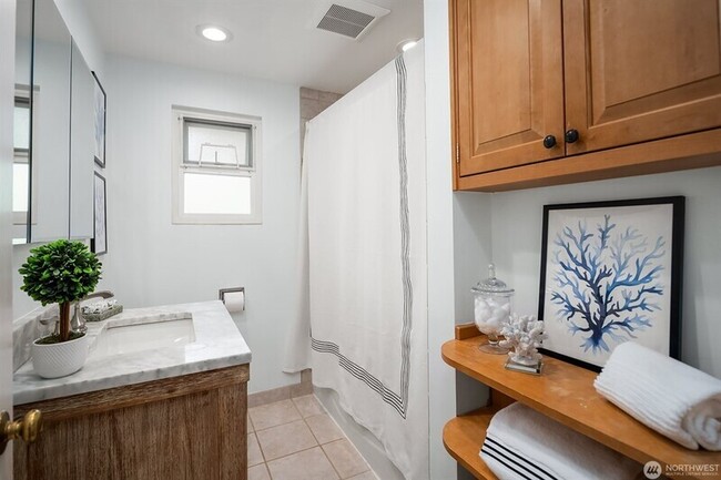 Building Photo - 5606 59th Ave NE