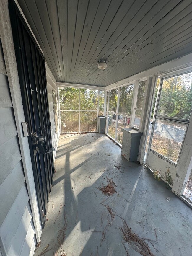 Building Photo - Charming 3 bedroom 1 bath with a huge workshop!