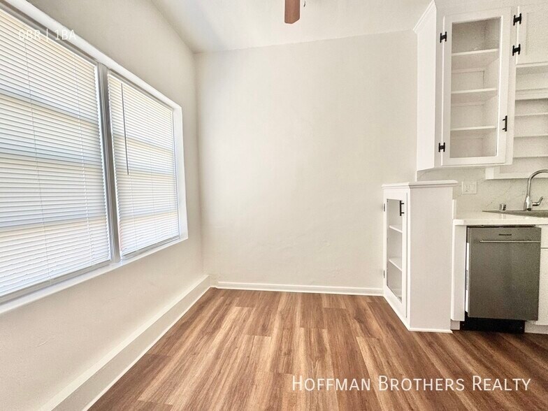 Building Photo - 800 N Las Palmas Ave