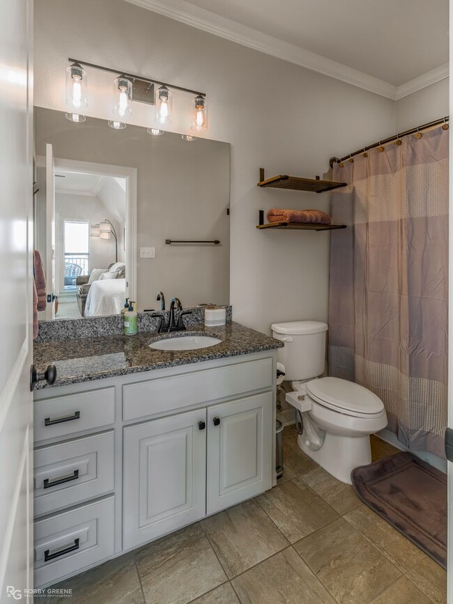 Building Photo - Beautiful 4 bedroom/4 Bathroom Home with a Peaceful Backyard