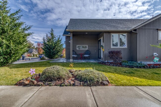 Building Photo - Furnished home in Bend, OR