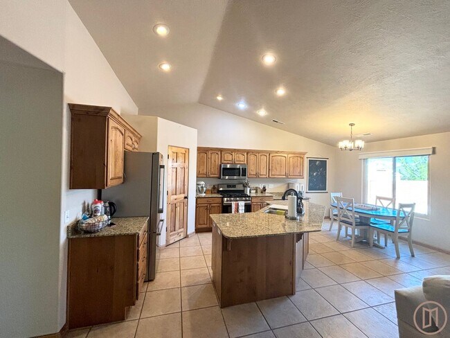 Building Photo - Beautiful home in La Verkin with all the v...