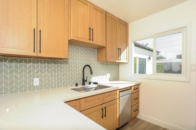 Building Photo - 5826 Jamieson Ave