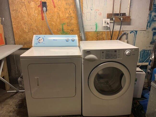 Building Photo - Duluth, MN - 3-bedroom - 2 bathroom - Sing...