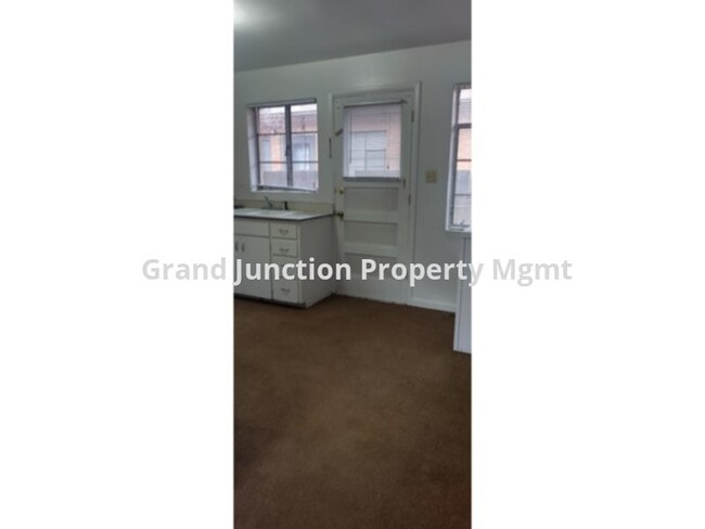 Building Photo - Cute 2 Bedroom Apt Near CMU