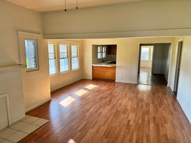 Building Photo - 4 Bedroom Home in Downtown Fresno