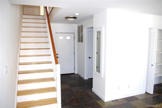 Building Photo - 120 Main St