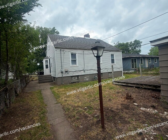 Building Photo - For Rent - 3 Bedroom, 1 Bathroom Home