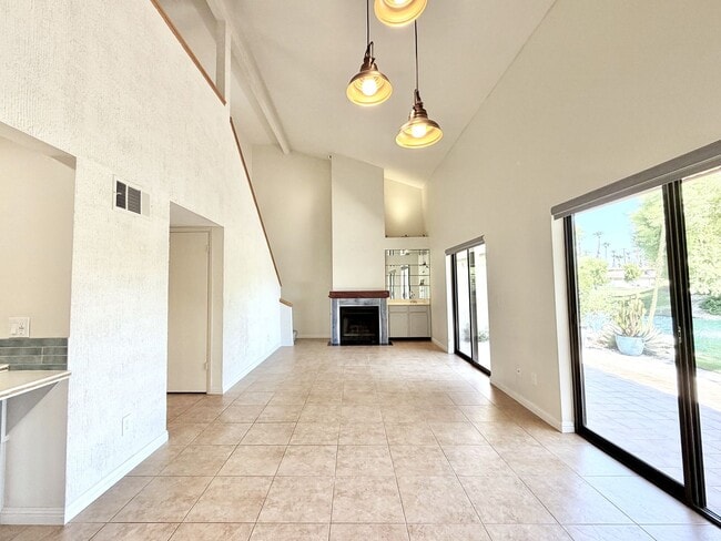 Building Photo - 112 Willow Lake Dr