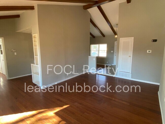 Building Photo - 3 bed 2 bath