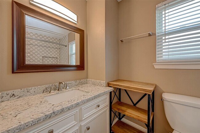 Building Photo - 502 Birdsong Dr