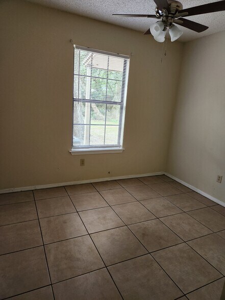 Building Photo - 621 Woodsman Dr