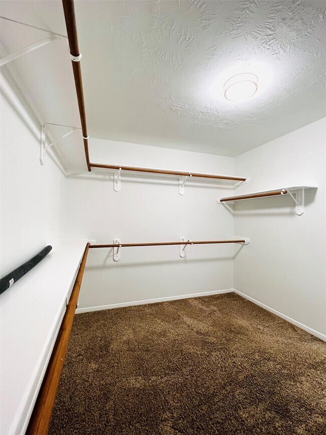 Building Photo - 8426 Woodland Knoll Ln
