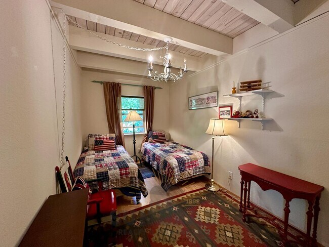 Building Photo - Beautiful Home on the Creek!