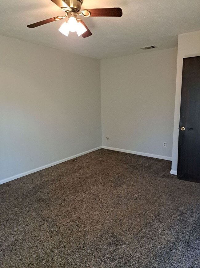 Building Photo - 4837 S Lakewood Dr