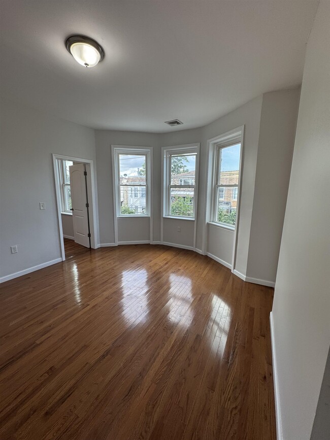 Building Photo - 424 67th St