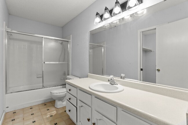 Building Photo - 5622 Frst Lk St