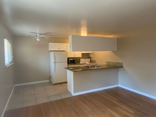 Primary Photo - 139 W Lassen Ave
