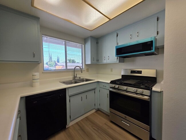 Building Photo - 3-bedroom single story in east Modesto nei...