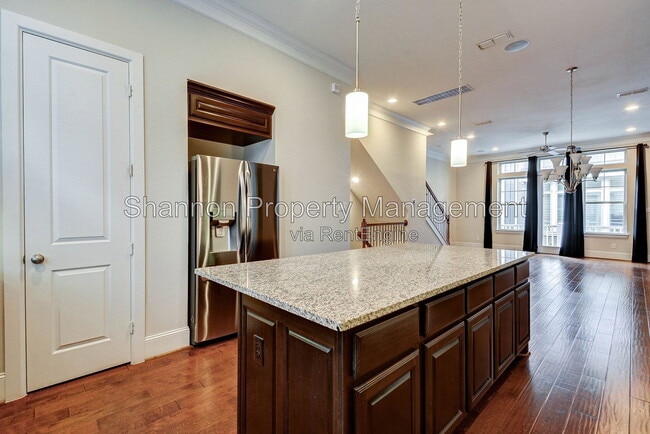 Building Photo - 720 N Shepherd Dr