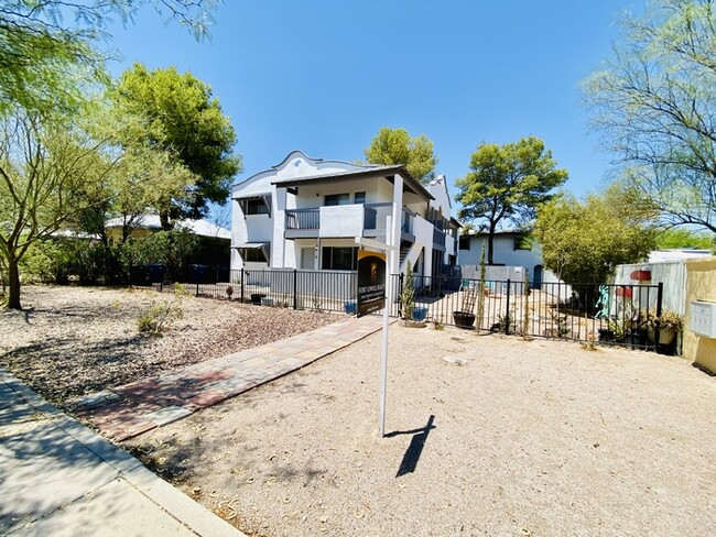 Building Photo - Renovated Townhome with Spacious Yard! W/D...