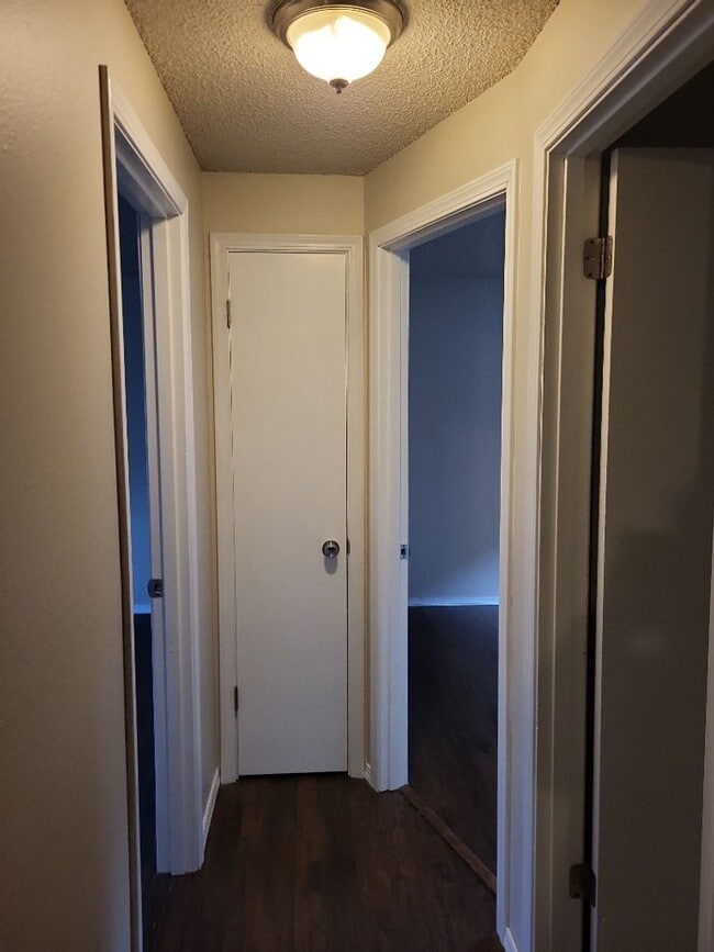 Building Photo - 1/2 off 1st Month's Rent- Detached Garage ...