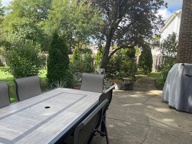 Building Photo - 1925 E Waverly Ln