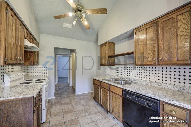 Building Photo - 400 Royal Field Dr