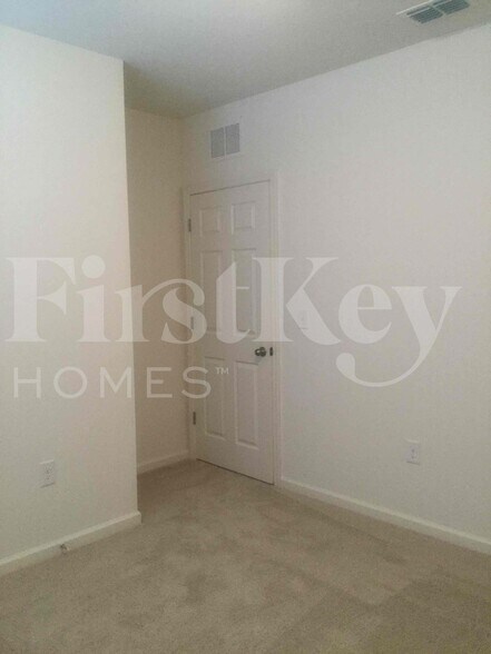 Building Photo - 2472 SE Floresta Dr