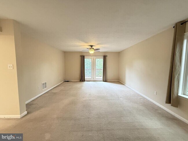 Building Photo - 1234 Lakeview Dr