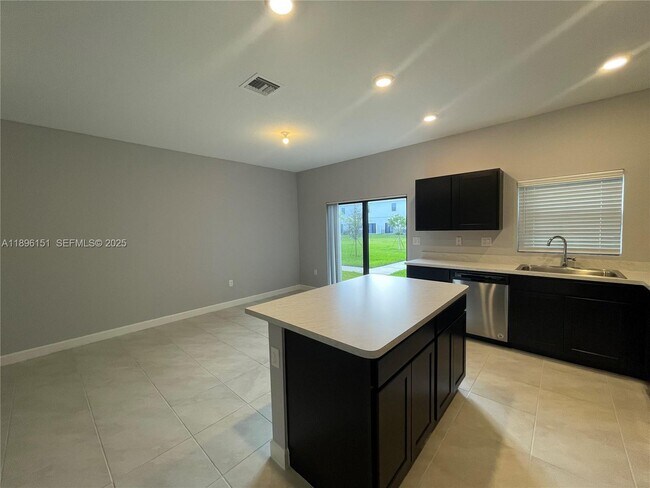 Building Photo - 1120 SW 7th Ct