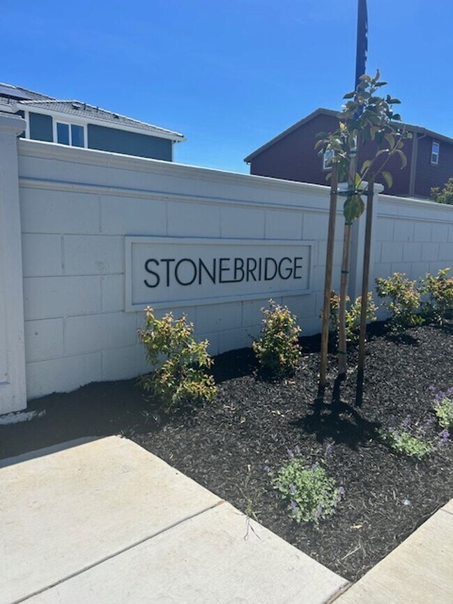 Building Photo - Gorgeous Brand New Home - Solar - 4 Bedroo...